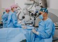 O clinică din Deva stabilește un record mondial în oftalmologie cu 130 de intervenții de înlocuire a cristalinului realizate într-o singură zi