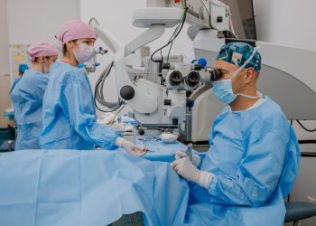 O clinică din Deva stabilește un record mondial în oftalmologie cu 130 de intervenții de înlocuire a cristalinului realizate într-o singură zi
