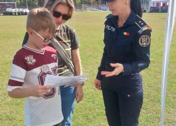 De Ziua Animalelor, polițiștii din Timiș au mers în școli și la festival pentru a promova grija față de necuvântătoare/Foto
