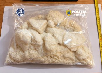 Captură de 1,3 kilograme de droguri de mare risc! Trei bărbați, reținuți de DIICOT