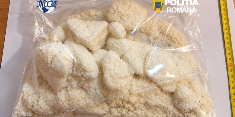 Captură de 1,3 kilograme de droguri de mare risc! Trei bărbați, reținuți de DIICOT