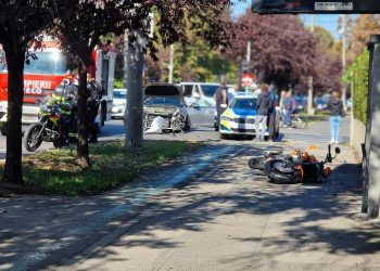 Accident pe strada Cluj din Timișoara. Un motociclist a ajuns la spital după impactul cu o mașină