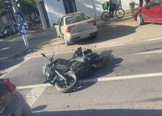 Motociclist rănit într-un accident la Timișoara. A fost proiectat într-o altă mașină după impact