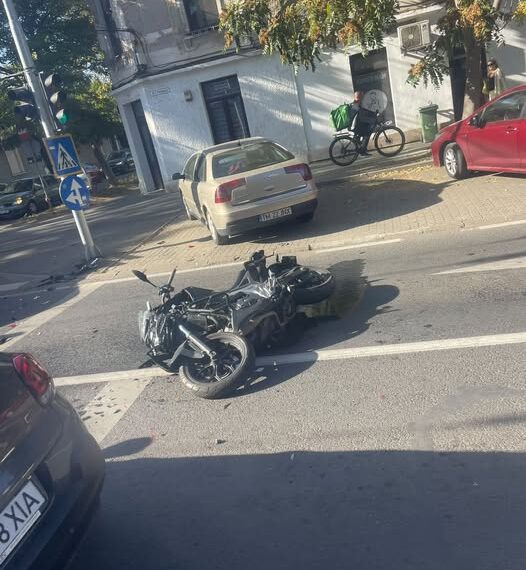 Motociclist rănit într-un accident la Timișoara. A fost proiectat într-o altă mașină după impact