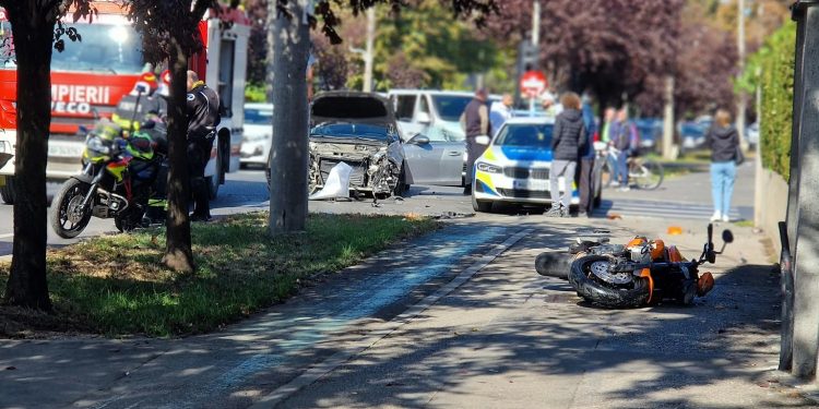 Accident pe strada Cluj din Timișoara. Un motociclist a ajuns la spital după impactul cu o mașină