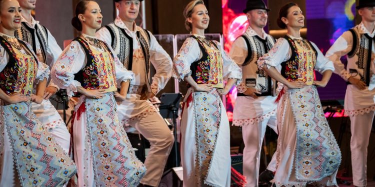 Două zile de regal folcloric: Festivalul Național de Folclor „Tradiții la Români” la Teatrul Național „Mihai Eminescu” din Timișoara
