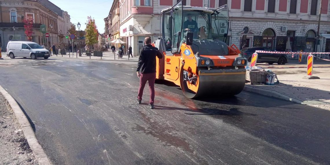 Se toarnă stratul de uzură pe Podul de Fier din Lugoj. Când va fi redeschisă circulația/Foto