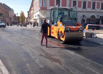 Se toarnă stratul de uzură pe Podul de Fier din Lugoj. Când va fi redeschisă circulația/Foto