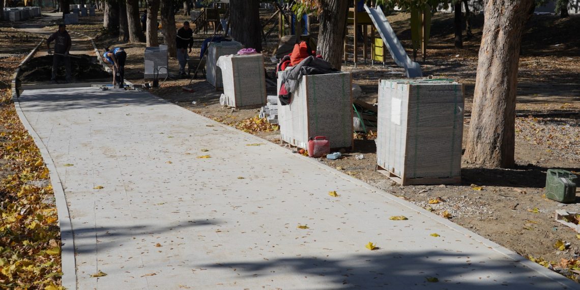 Vești bune pentru lugojeni! Parcarea Ștrandului Municipal a fost asfaltată. Când ar putea fi redeschisă zona toboganelor