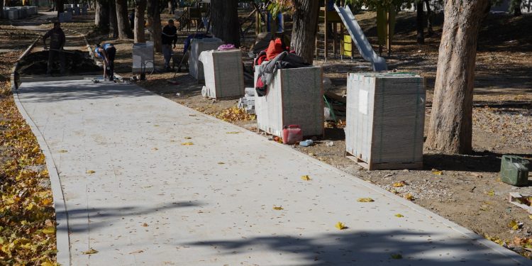 Vești bune pentru lugojeni! Parcarea Ștrandului Municipal a fost asfaltată. Când ar putea fi redeschisă zona toboganelor