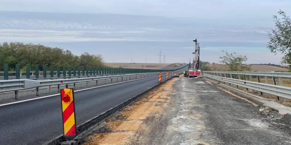 Se aplică marcaje rutiere pe autostrăzile A1, A6 și A11