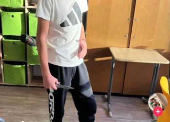 Un elev de 13 ani, fotografiat cu un cuțit în clasă, la o școală din Timișoara. Poliția a deschis o anchetă