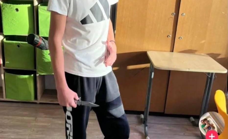 Un elev de 13 ani, fotografiat cu un cuțit în clasă, la o școală din Timișoara. Poliția a deschis o anchetă