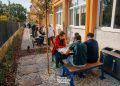 Elevii de la „Grigore Moisil”, la prima lecție în aer liber în curtea verde amenajată de municipalitate prin „iȘcoala Verde”