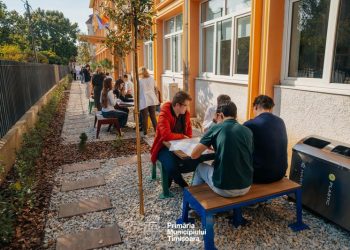 Elevii de la „Grigore Moisil”, la prima lecție în aer liber în curtea verde amenajată de municipalitate prin „iȘcoala Verde”