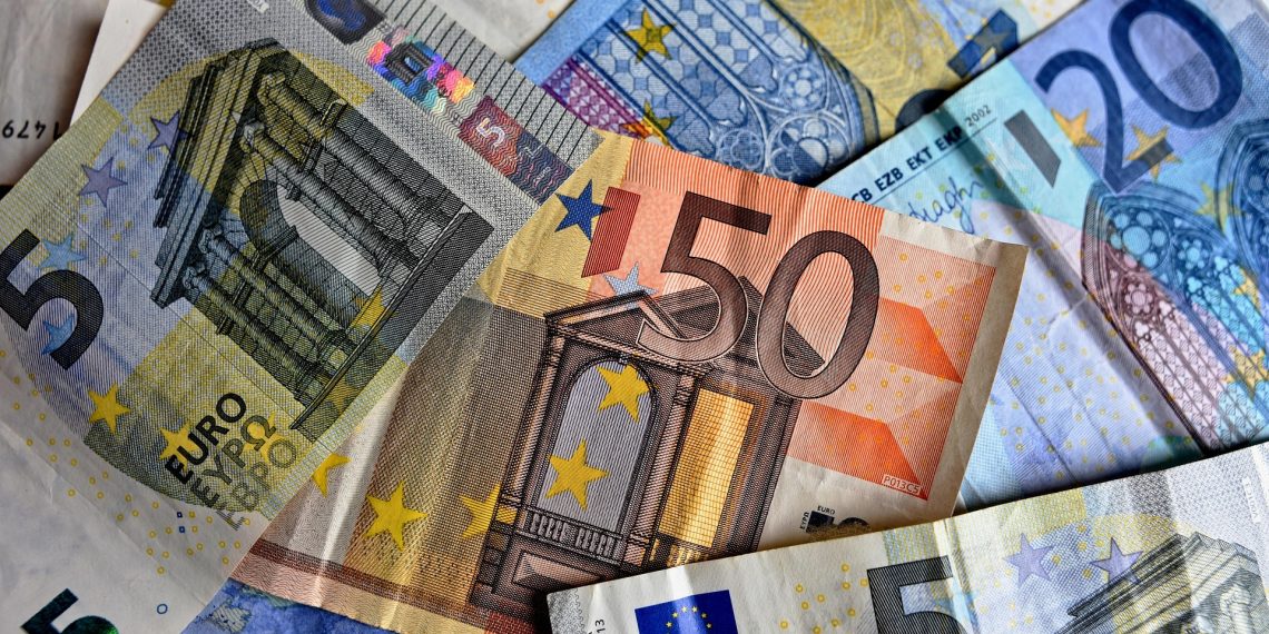 Mită de 100 de euro la vama Jimbolia. Un cetățean sârb ar fi încercat să ajute un bosniac să intre în România