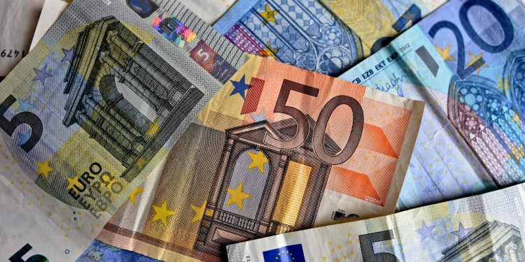 Mită de 100 de euro la vama Jimbolia. Un cetățean sârb ar fi încercat să ajute un bosniac să intre în România
