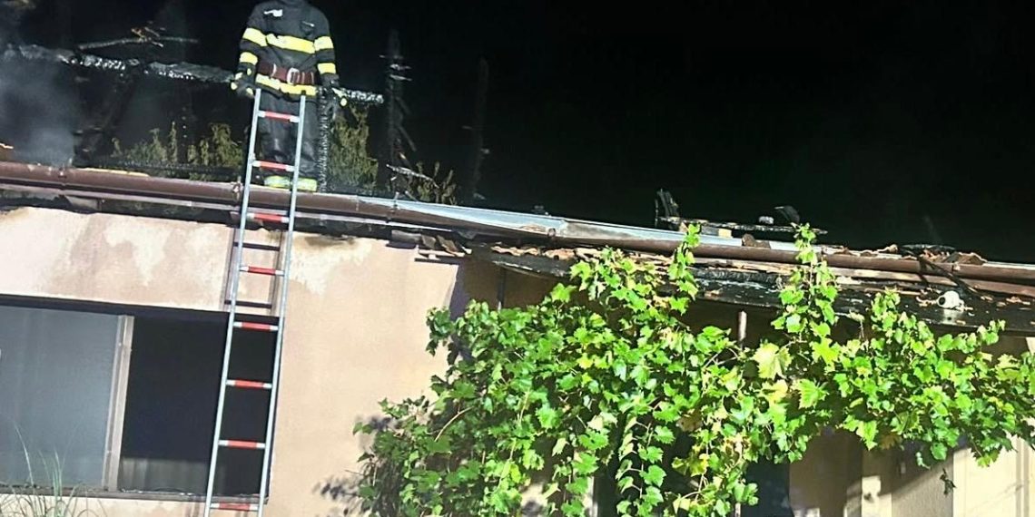 Intervenție pentru stingerea unui incendiu izbucnit la o casă din localitatea Moroda
