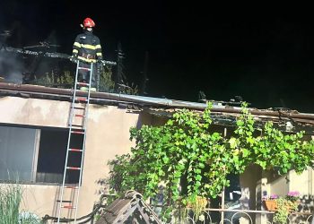 Intervenție pentru stingerea unui incendiu izbucnit la o casă din localitatea Moroda
