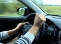 A intrat cu mașina într-un gard, apoi a mers la poliție. Femeia nu avea permis de conducere