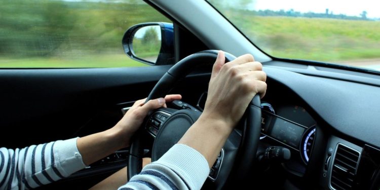 A intrat cu mașina într-un gard, apoi a mers la poliție. Femeia nu avea permis de conducere