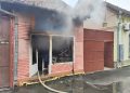 Incendiu la un magazin second-hand din Arad. Pompierii au scos o butelie din interiorul clădirii