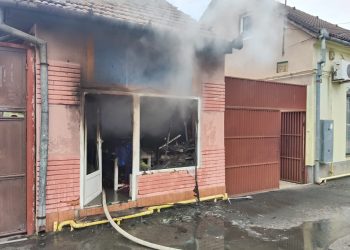 Incendiu la un magazin second-hand din Arad. Pompierii au scos o butelie din interiorul clădirii