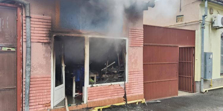 Incendiu la un magazin second-hand din Arad. Pompierii au scos o butelie din interiorul clădirii