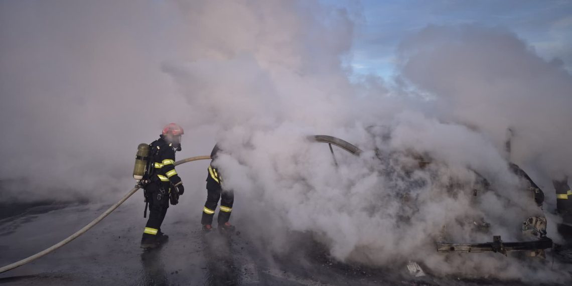 Incendiu pe A1, în parcarea unei benzinării! O autoutilitară de marfă a ars ca o torță