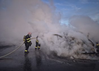 Incendiu pe A1, în parcarea unei benzinării! O autoutilitară de marfă a ars ca o torță