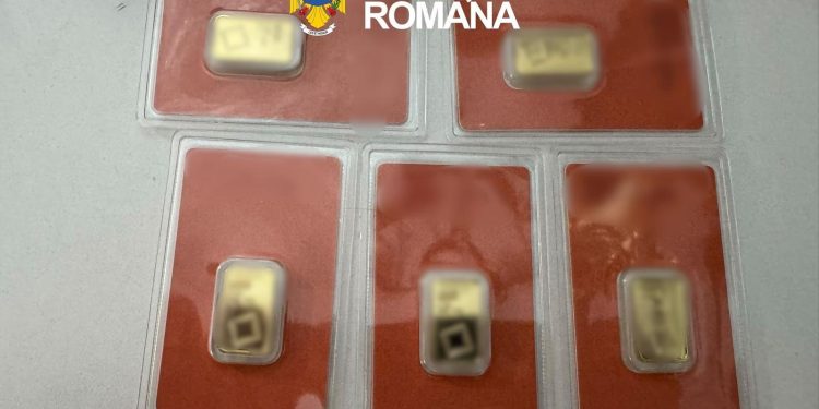 A vândut online lingouri de cupru drept aur și a încasat peste 8.600 de lei. Percheziții la un adolescent din Arad