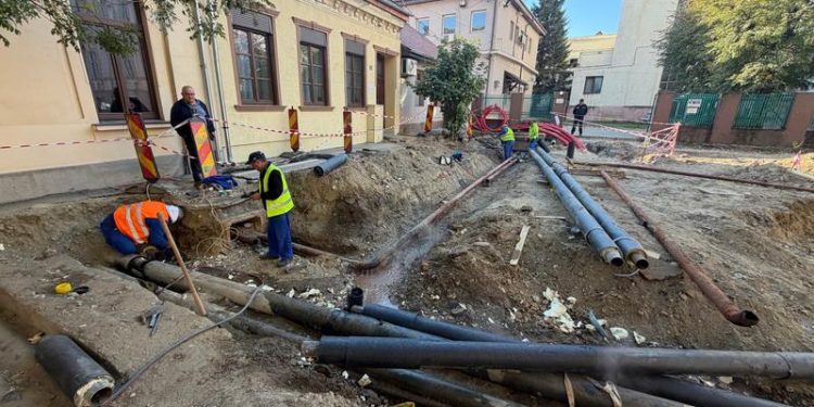 Regenerarea urbană din Traian avansează cu lucrări la rețeaua de termoficare din zona Pieței Romanilor