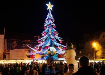 Brad de 20 de metri în fața Operei, patinoar-circuit în Parcul Central, un pian suspendat în Piața Unirii la Târgul de Crăciun din Timișoara