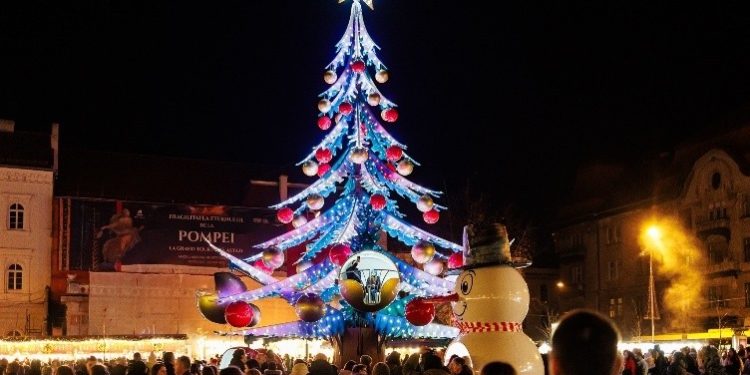 Brad de 20 de metri în fața Operei, patinoar-circuit în Parcul Central, un pian suspendat în Piața Unirii la Târgul de Crăciun din Timișoara