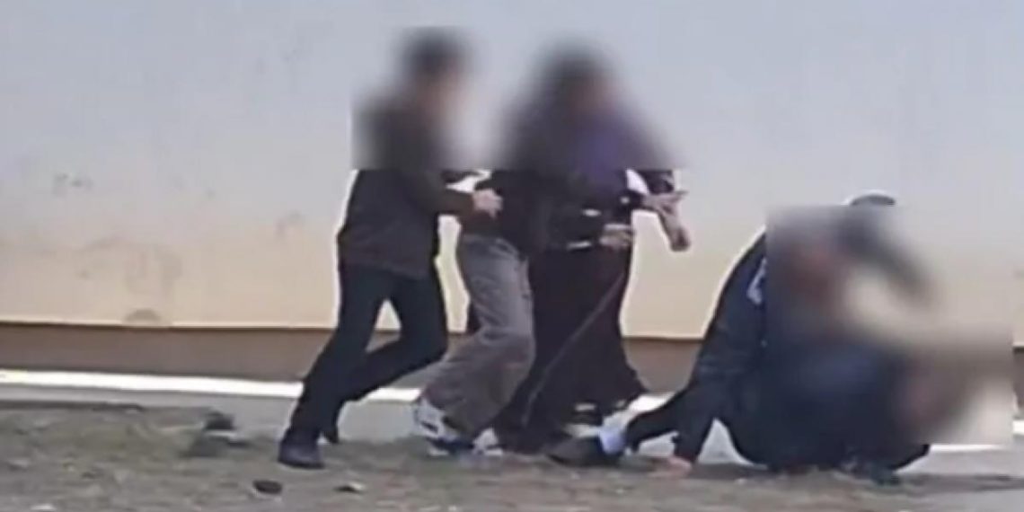 Doi membri ai familiei unui elev, reținuți după ce au bătut un profesor în curtea unei școli din Timișoara